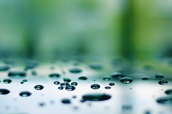 Wassertropfen auf Glas in hoher Qualität