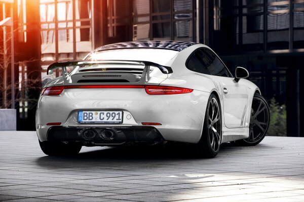 Porsche blanc dans un beau parking