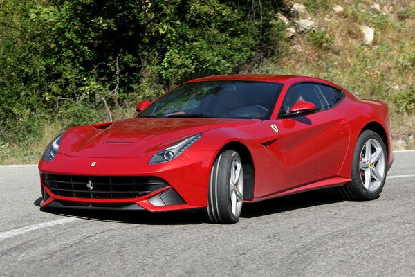 Ferrari è in piedi sulla strada. La parte anteriore è ammaccata