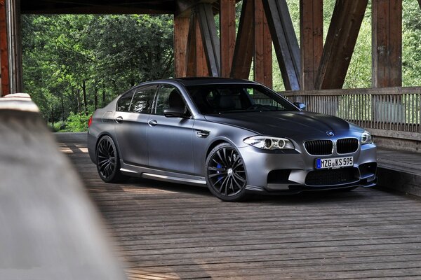 BMW grigio opaco sul ponte