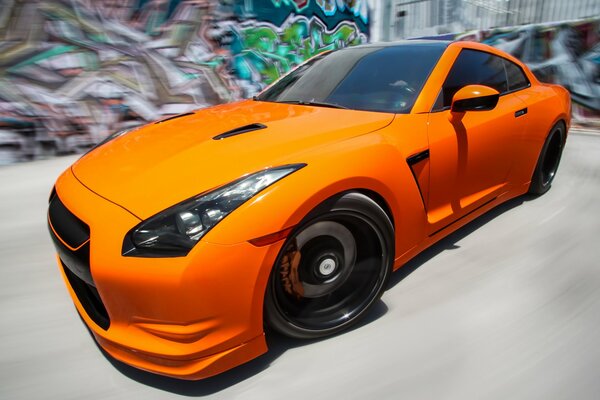 Nissan r35 orange auf farbigem Hintergrund verschwommen