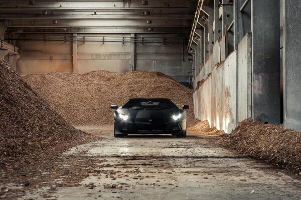 Czarny lamborghini aventador w stodole