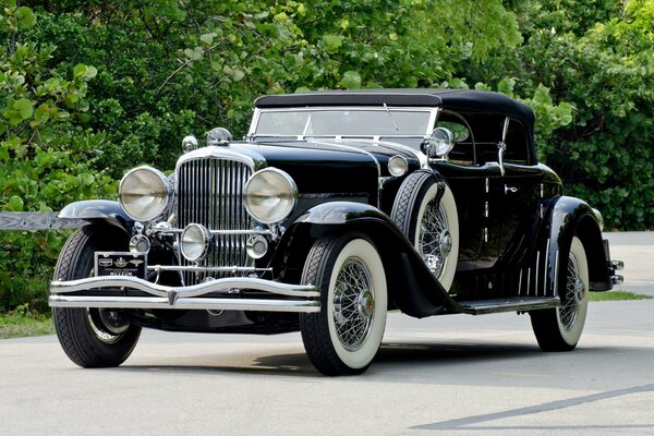 Voiture noire classique rétro