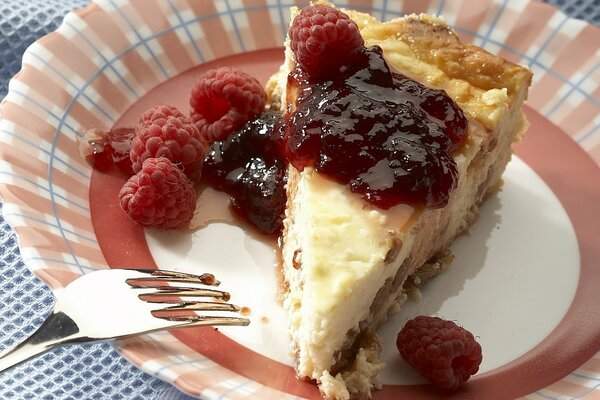 Ein Stück Kuchen mit Beeren-Marmelade und Himbeerbeeren