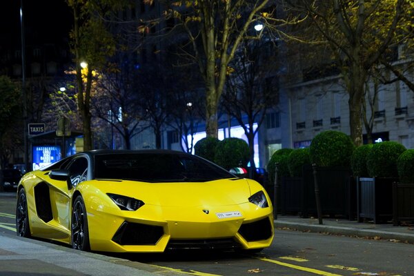 Supercar Lamborghini di colore giallo