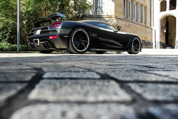 Der schwarze Koenigsegg agera r. steht auf dem Asphalt