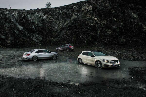 El atrevido y moderno mercedes-benz en la cantera