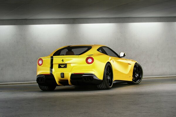 Vista trasera del ferrari F12 berlinetta amarillo