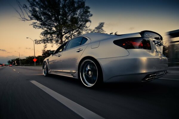 Lexus corre por la carretera a gran velocidad