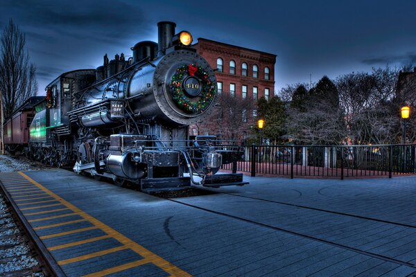 Dampflokomotive mit Adventskranz geschmückt