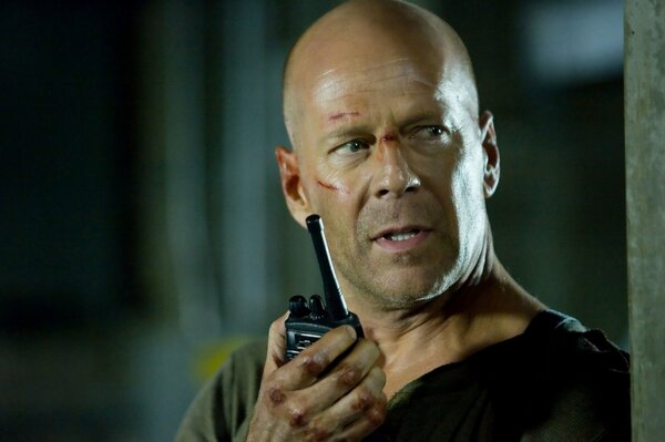 Bruce Willis con un Walkie-Talkie