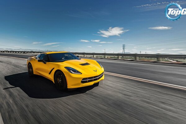 Chevrolet jaune sur la route avec un ciel bleu