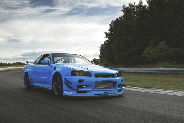 Nissan Skyline azul en el horizonte