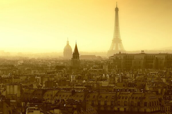 Die Straßen von Paris sind mit Nebel verschärft