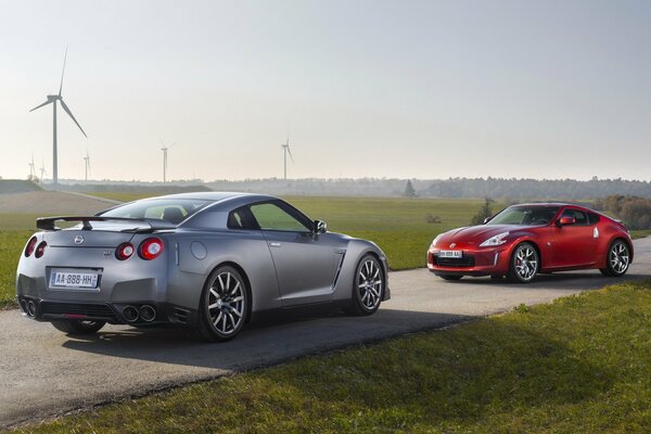 Foto del automóvil Nissan en la naturaleza contra el fondo de los molinos de viento