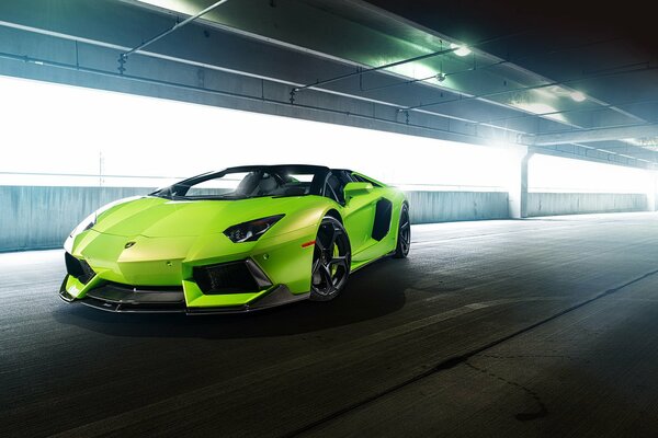 Ein Auto. lamborghini aventador grün in bewegung