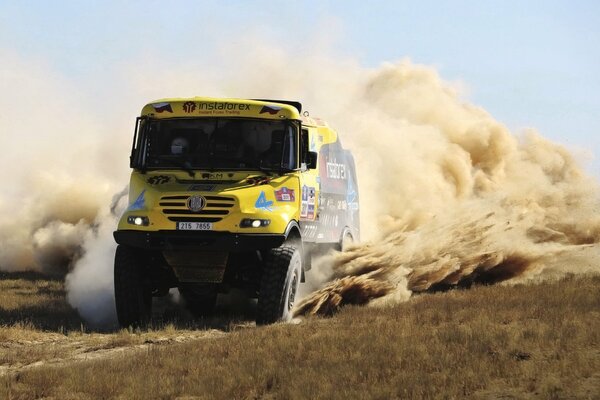 La sabbia vola dalle ruote del camion