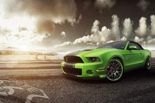 Ford Mustang en la pista de carreras al amanecer