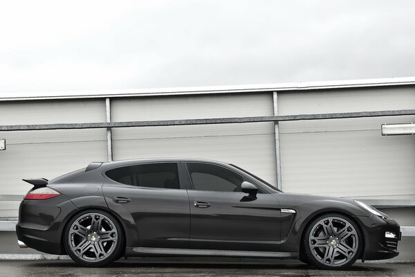 Noir Porsche Panamera sur gris