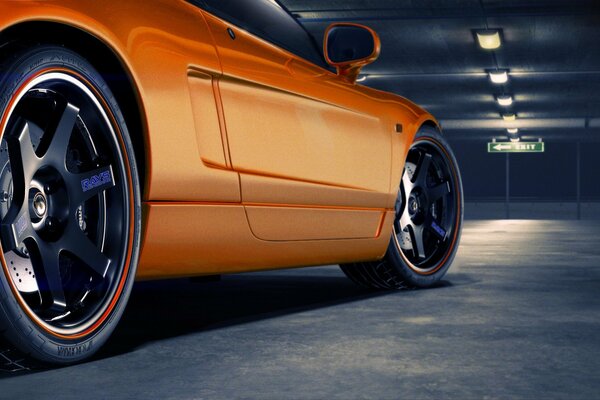 Honda NSX orange auf dem Parkplatz