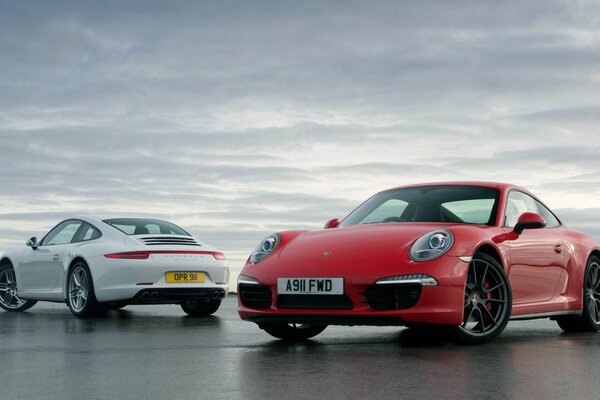 Roter und weißer porsche 911 carrera