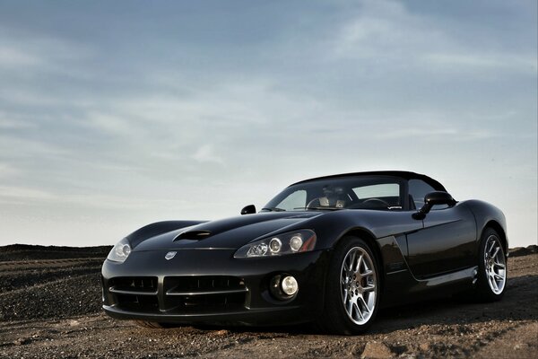 Dodge Viper nero con dischi eleganti