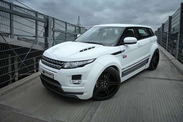 Superbe voiture rangre rover avec un angle de vue clair