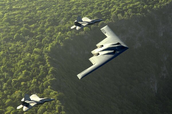 Tres aviones vuelan sobre canteras forestales