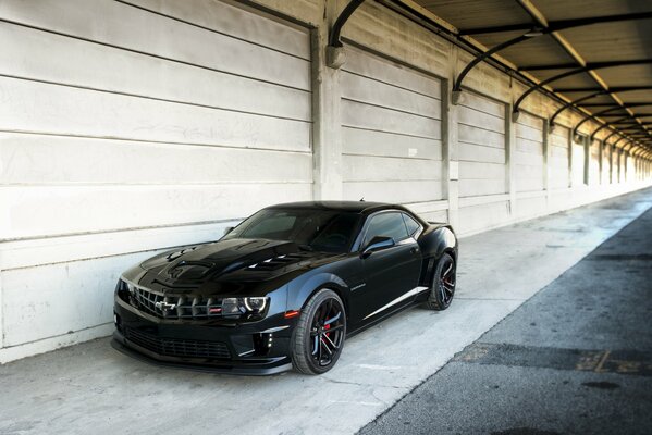 La Chevrolet Camaro nera si trova nei garage