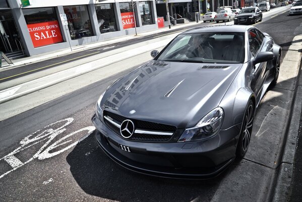 Gris Mercedes dans la rue de la ville