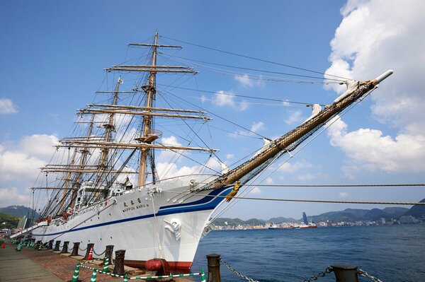 Voilier au quai du musée maritime japonais