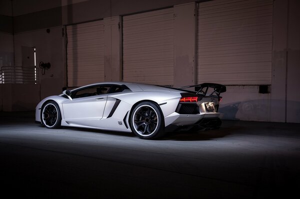 Lamborghini aventador lp700-4 biały, widok z tyłu, czarne felgi