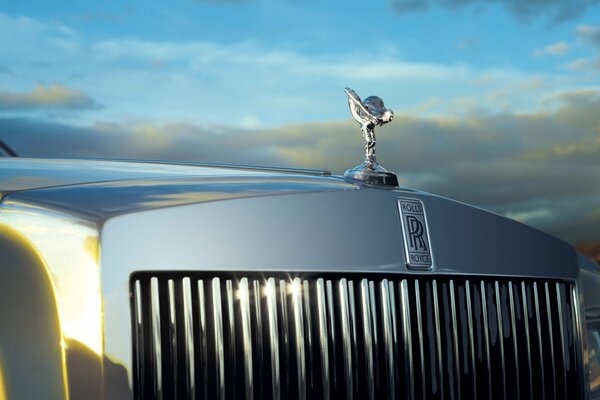 Rolls Royce phantom radiator grille against the sky