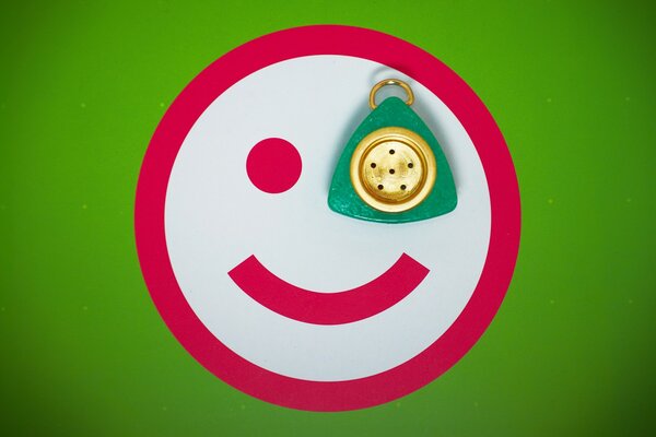 Smiley face on a green background and keychain