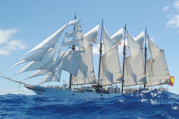 Le navire d entraînement du brigantin est sorti en mer