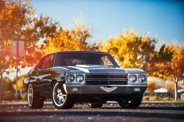 Amerikanischer Muscle Car Chevrolet im Herbst