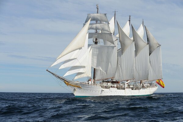 LE BRIGANTIN D ENTRAÎNEMENT PASSE SOUS LES VOILES