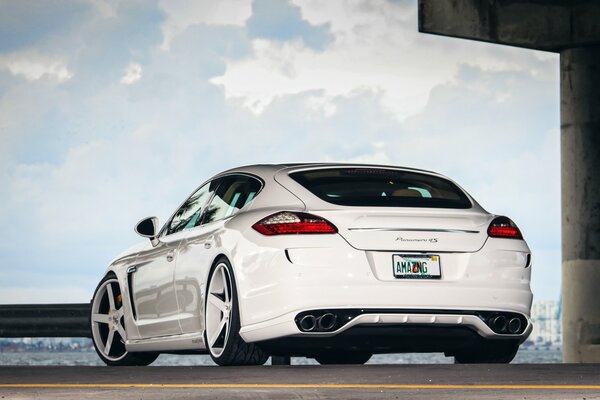 Los autos porsche, panamera tienen una buena sintonía y hermosas Llantas contra el hermoso cielo y las hermosas nubes