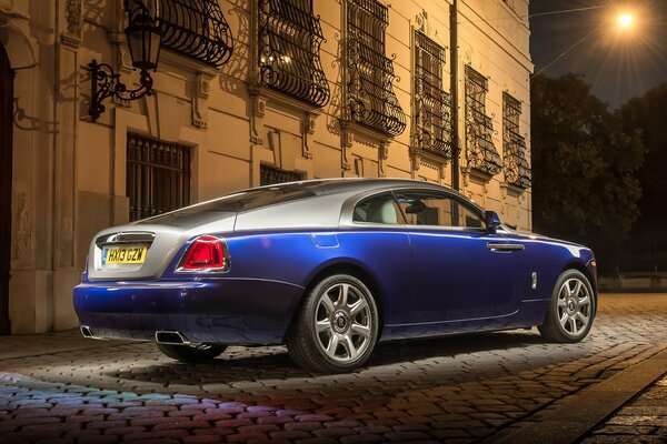 Автомобиль rolls-royce вид сзади