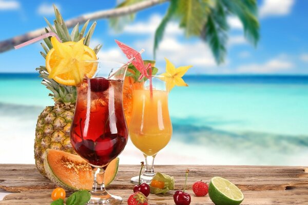 Strandcocktail, Cocktails auf dem Hintergrund des Meeres