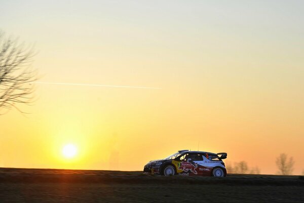 Citroen ds3 bei Sonnenuntergang im Hintergrund