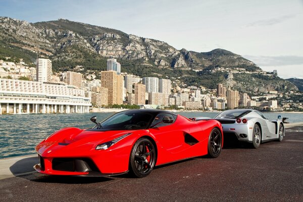 Voiture Ferrari rouge sur fond de bâtiments de la ville