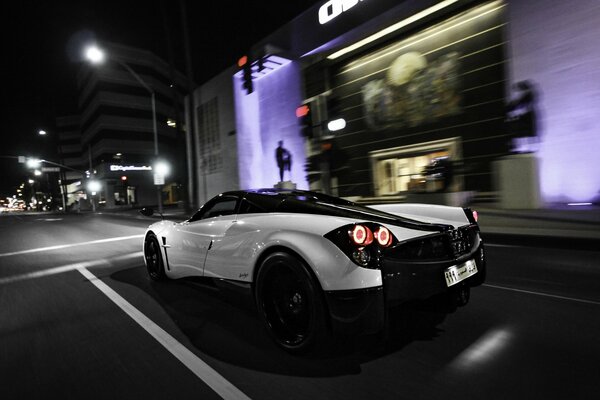 Se déplacer en voiture dans les rues de la ville de nuit