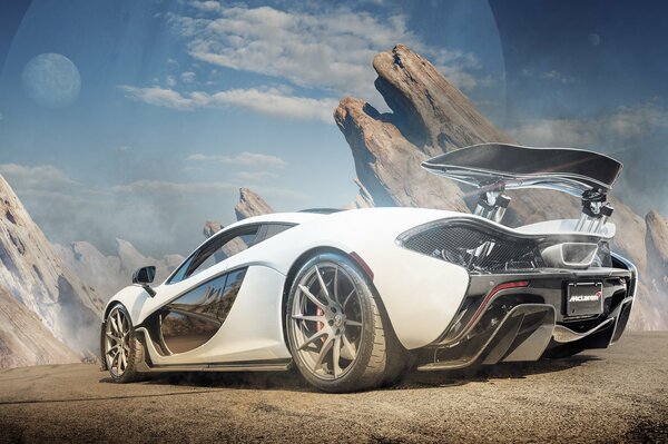 Supercar blanc debout dans le désert