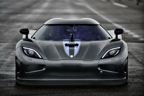 Supercar gris koenigsegg de profil