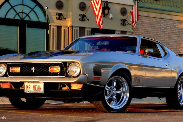 1971 Ford Mustang przed budynkiem w słońcu