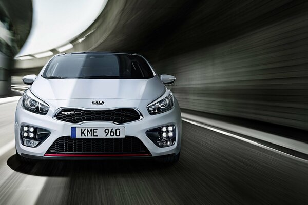 Kia à la vitesse entre dans le tunnel à la vitesse