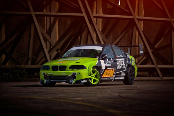 BMW E46 M3 di colore verde sportivo alla deriva sulla pista aem