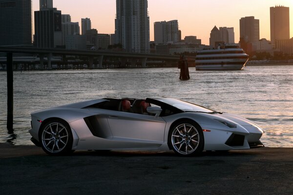 Lamborghini aventador lp700-4 in der Stadt am Himmelshintergrund