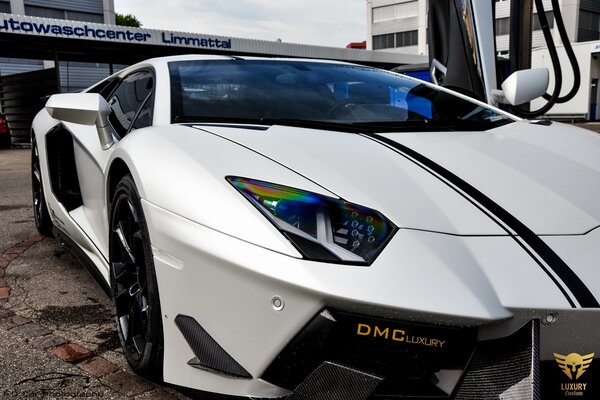 Coche Lamborghini blanco